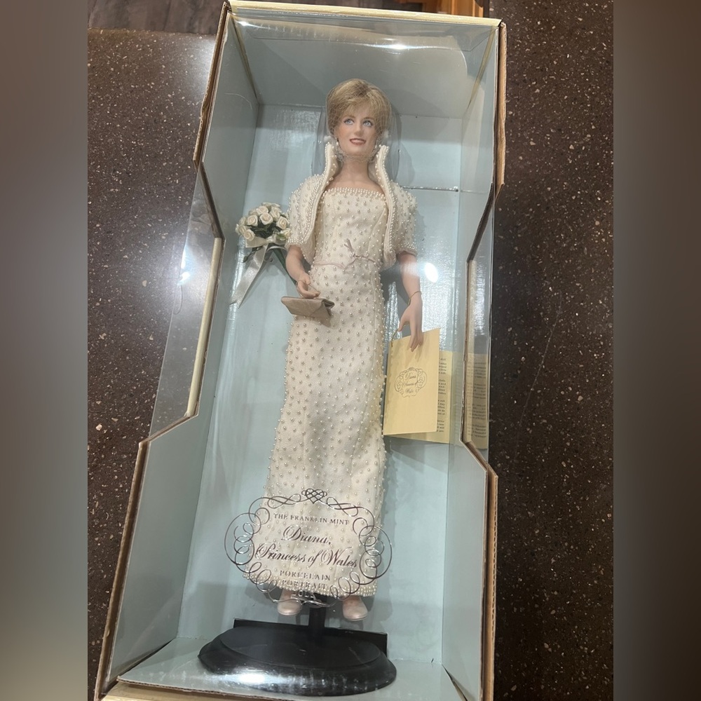 Franklin Mint Princess Diana porcelain doll with accessories in original box. - Picture 4 of 5